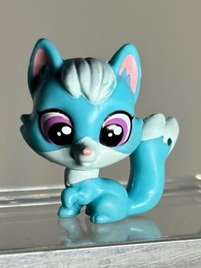 Littlest Pet Shop #3902 Robin Hunter Fox Figurine